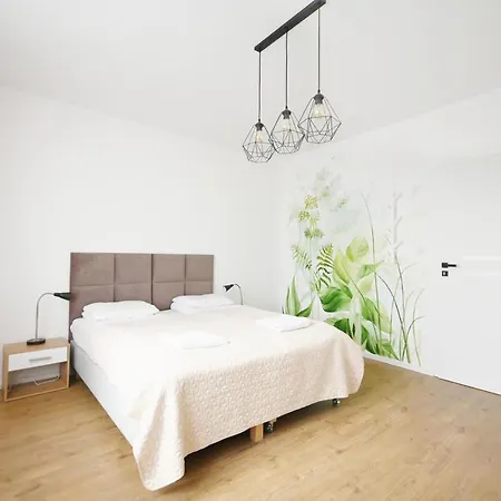 Victus Apartamenty, Rey *